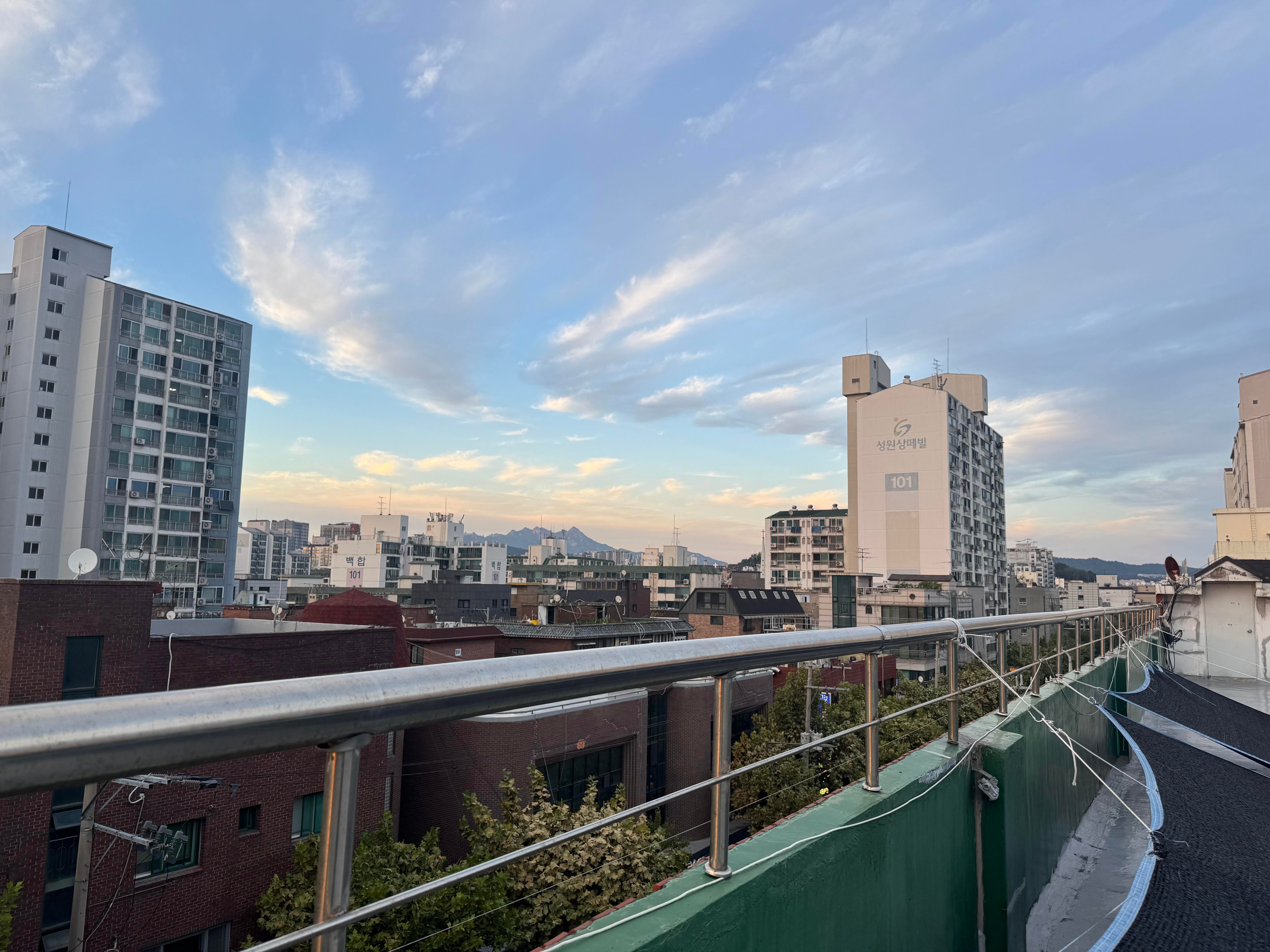 DDIP HOUSE에서 바라본 망원동 하늘과 동네 풍경